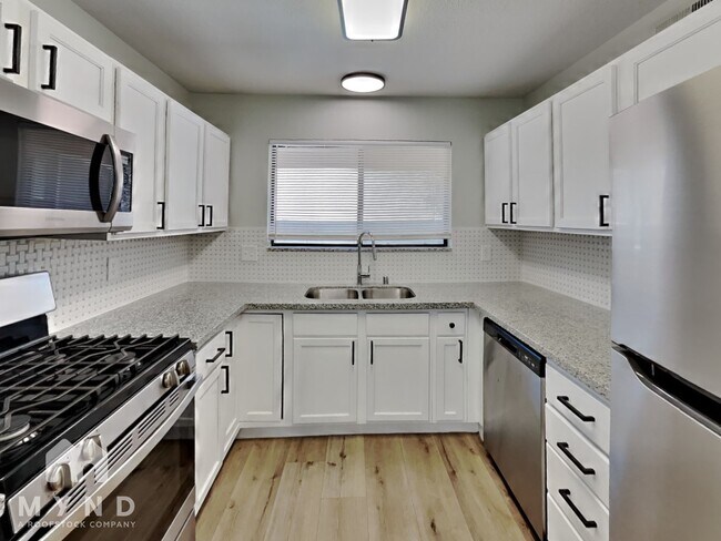Building Photo - 4336 N Fox Point Dr