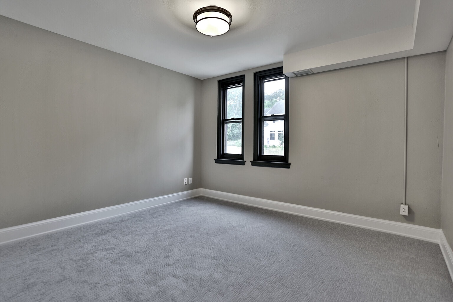 Building Photo - 107 Chestnut St E