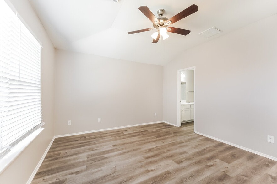 Building Photo - 8215 Radial Ct