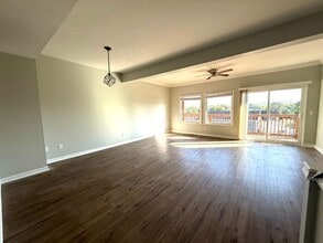 Building Photo - Townhome