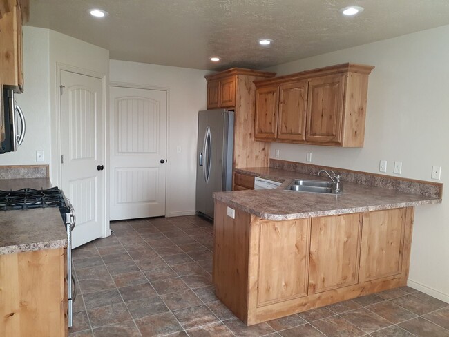 Building Photo - 3 bed 2 bath twin home located in Stonebri...