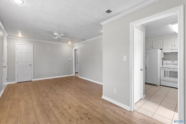 Building Photo - 2406 Yorkshire Dr SW