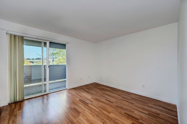Building Photo - 2 bed 1.75 bath Apartment in Seattle