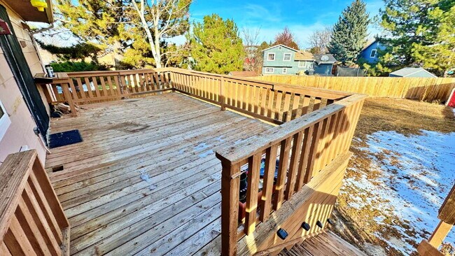 Building Photo - Large Deck & Fenced Backyard in this Lovely 3 Bed 2 Bath 2 Garage Home in Stone Ridge Park!!