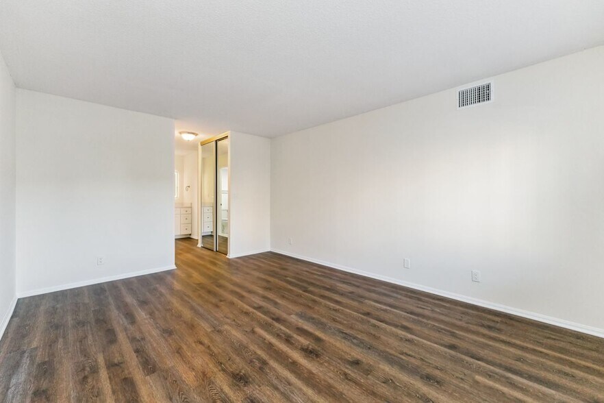 Building Photo - 8360 Greensboro Dr