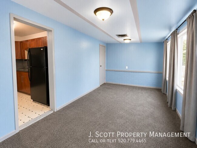 Building Photo - 2801 W Glenrosa Ave
