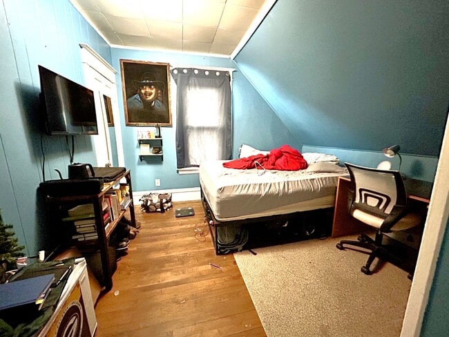 Building Photo - 5 Bedroom/1 Bathroom - Available Now For Short-Term Lease - Great Downtown Location!