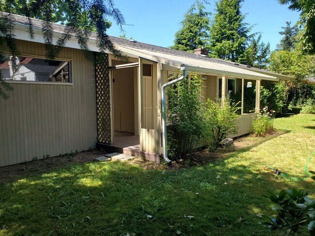 Building Photo - Modern Upgraded 3 bedroom Rambler