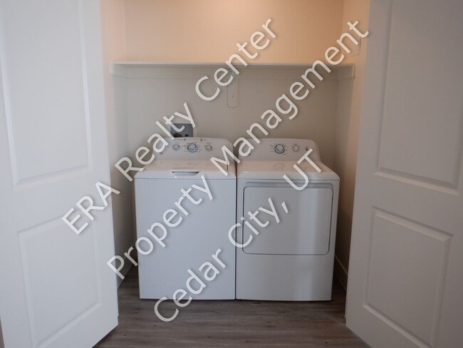 Building Photo - Move-in Bonus! - 3 bedroom - 2 Bath - Single Level Twin Home