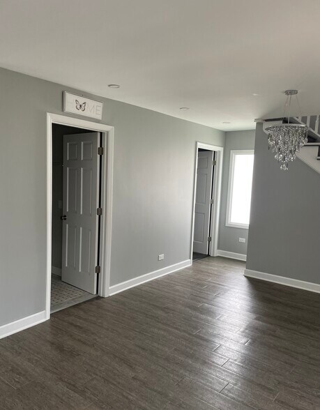 Building Photo - 4926 S Lotus Ave