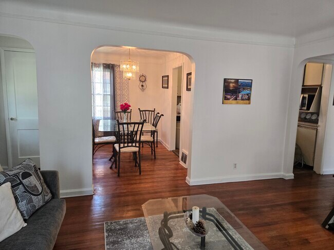 Building Photo - 11742 Beaconsfield St