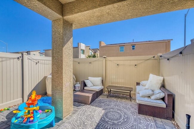Building Photo - GORGEOUS TOWNHOME BUILT IN 2020 LOCATED IN A GATED COMMUNITY!