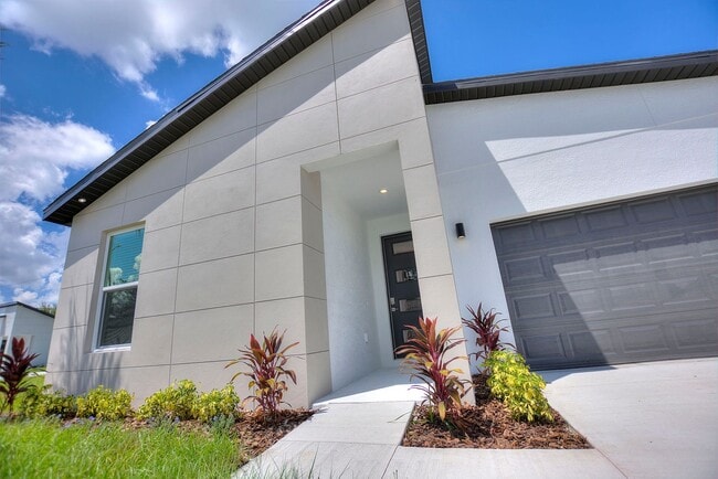 Building Photo - 300 Royal Palm Wy