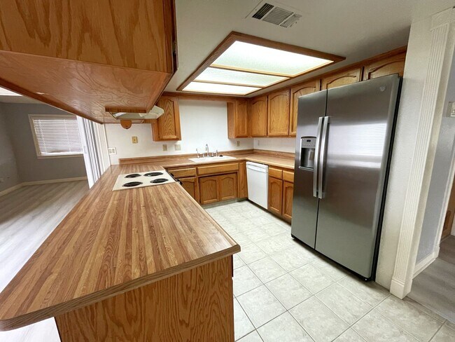 Building Photo - Perfect Pool House!!