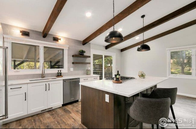 Building Photo - 1001 Camelot Cir