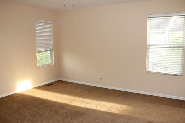 Building Photo - Beautiful 3 Bed/2.5 Bath Townhome Located in Carpentersville!