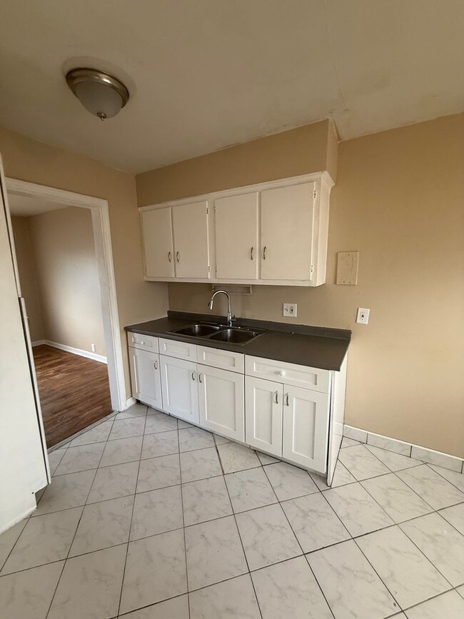 Building Photo - 4bd Single Euclid Water/Sewer Included Section 8