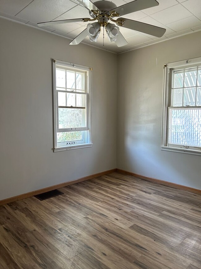 Building Photo - Cozy Single Family House for Rent