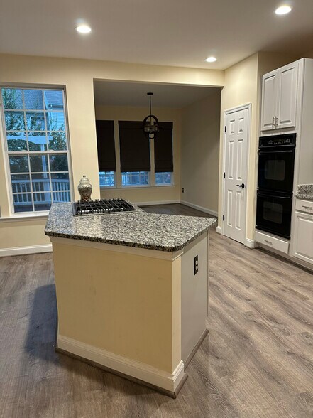 Building Photo - 644 Springhouse Square SE