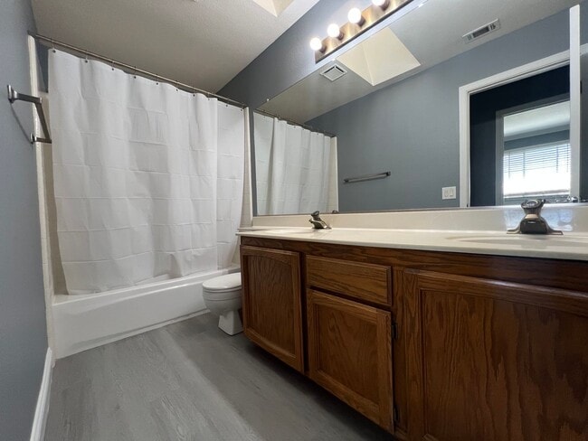 Building Photo - Stunning Open Home In Willow Creek Estates