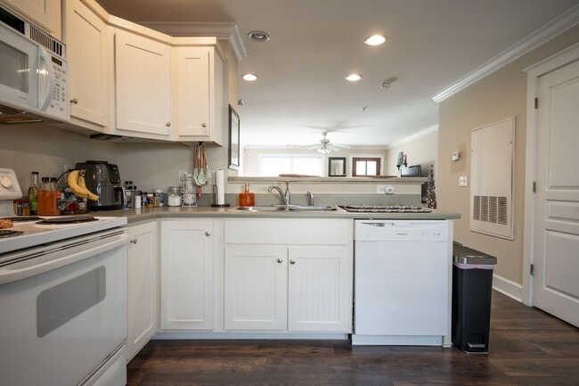 Building Photo - Woodlands Unit 237 - Available NOW