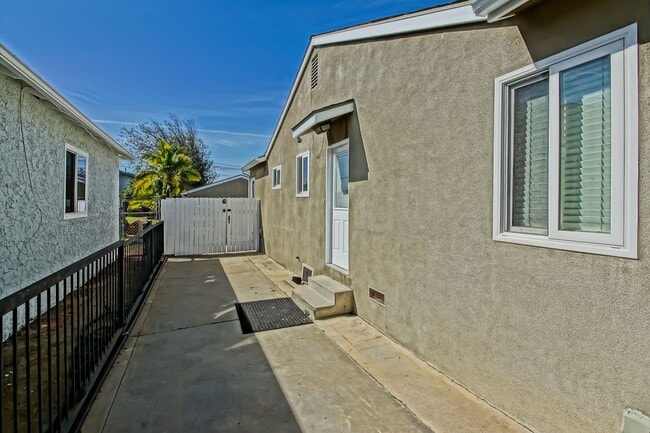 Building Photo - REMODELED, CHARMING & AIRY 3BR2BA HOME W/ OFFICE ON A LARGE LOT W/ NICELY LANDSCAPED FRONT YARD, ...