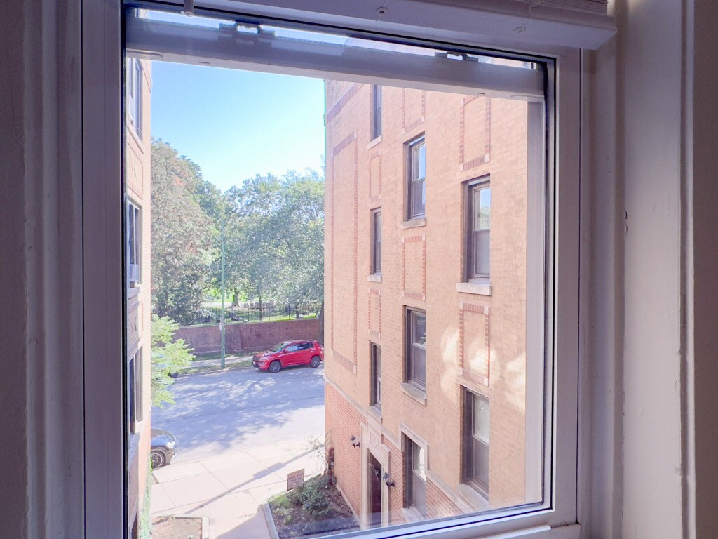 Building Photo - 4222 N Clark St