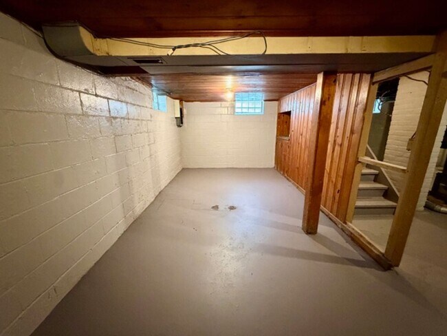 Building Photo - 2 Bedroom 1 Bath House For Lease