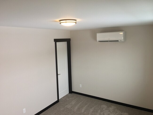 Building Photo - 2303 Landon Ln