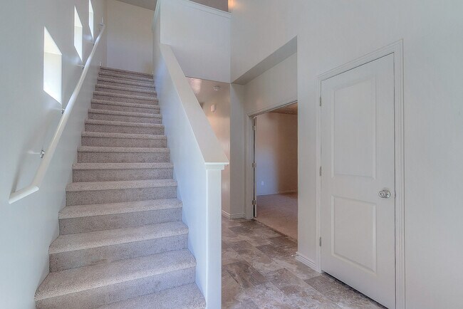 Building Photo - 4 Bedroom End Unit in Sienna Hills! Small Dog Friendly!