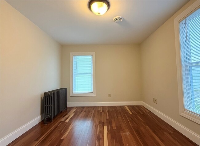 Building Photo - 206 E 11th St