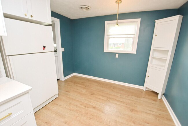 Building Photo - 124 N Holiday Dr