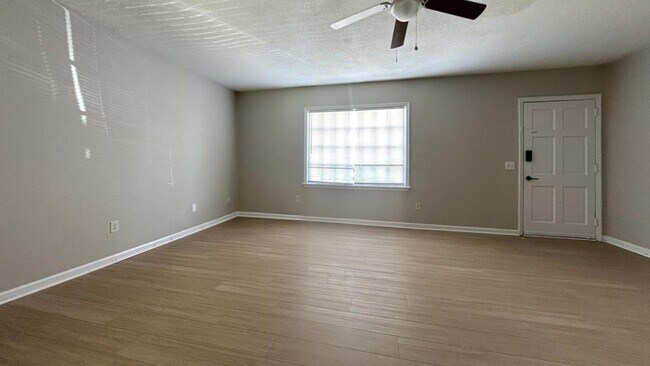 Building Photo - 2 & 3 Bedroom Townhomes in West Ashley