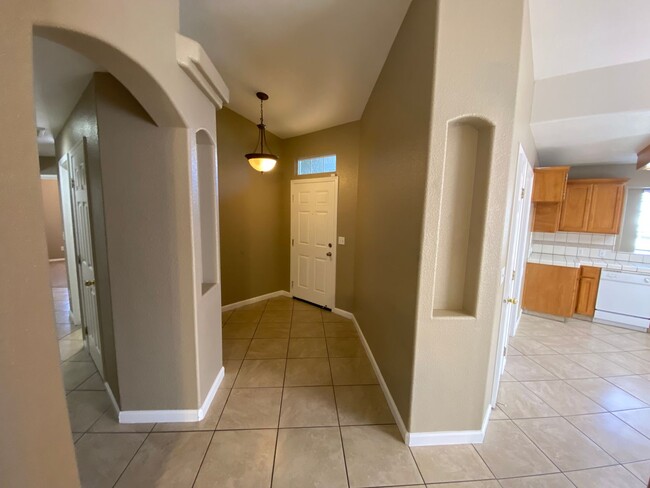Building Photo - Cozy NW Visalia Home Rent Ready!