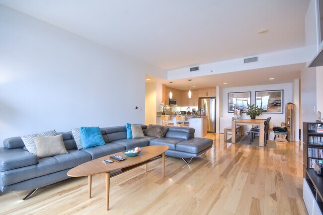 Building Photo - Gorgeous, Large 2 Bedroom Condo with Spect...