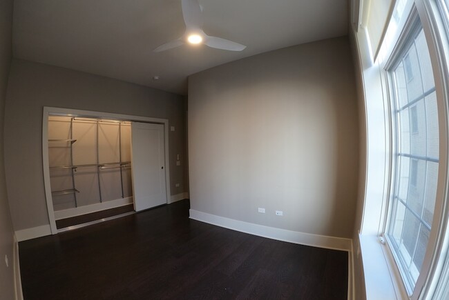 Building Photo - 2050 N Clark St