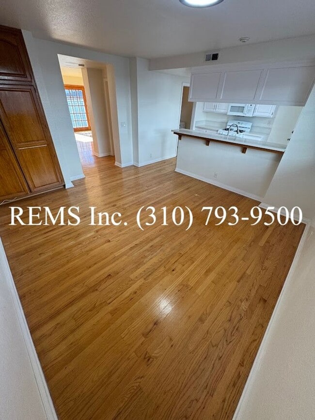 Building Photo - Spacious Townhome with Garage & Laundry in...