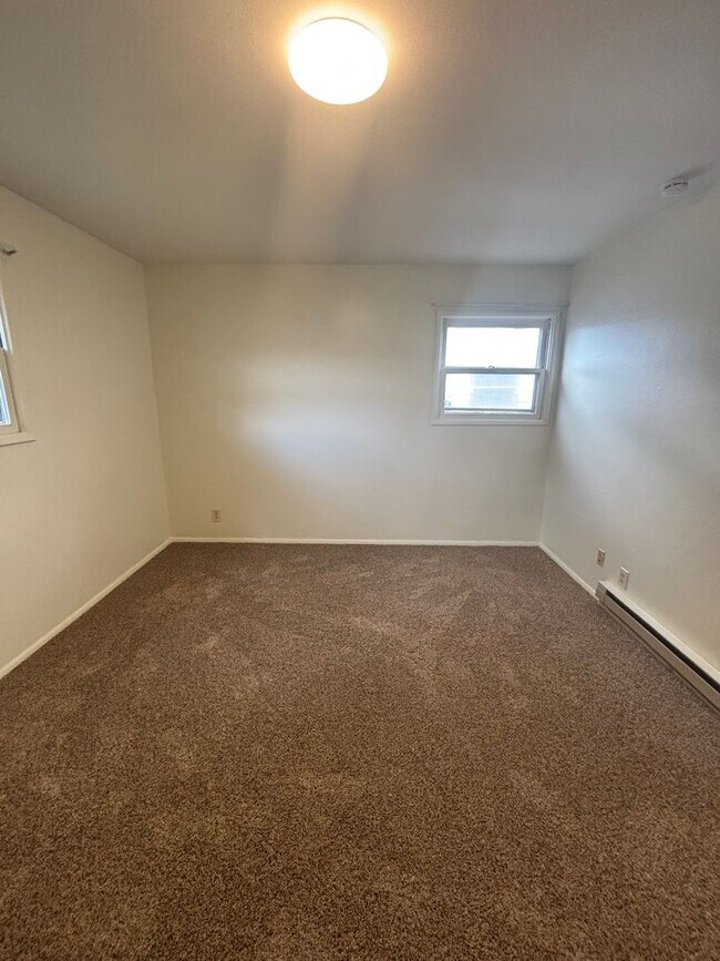 Building Photo - 3BR Home with Large Yard  Steps from Chenowith Elementary