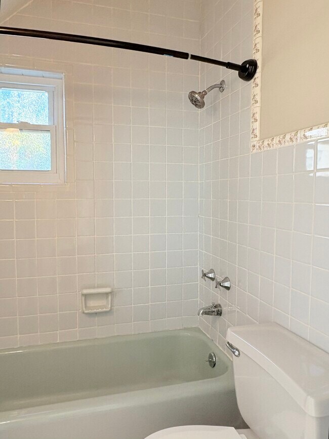 Building Photo - 707 Edgewood St