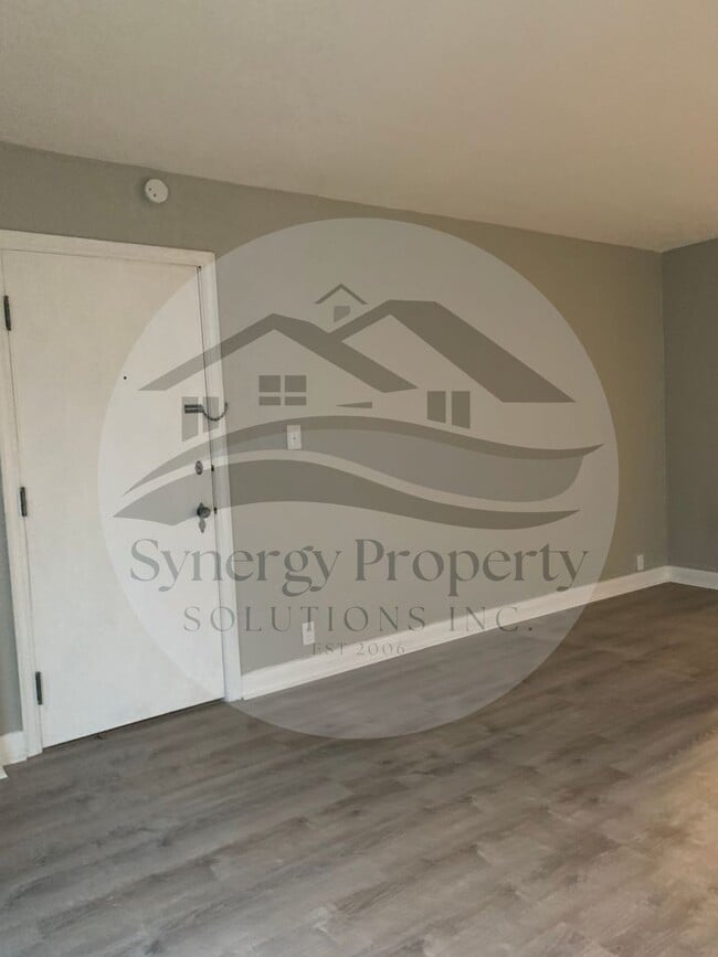 Building Photo - 560 W Townview Cir