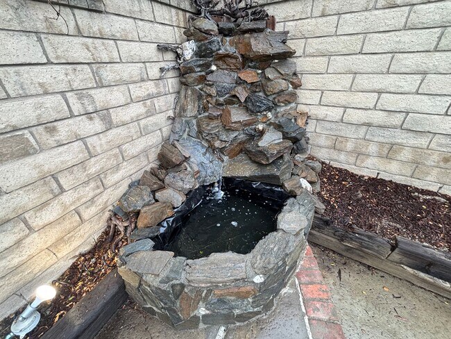 Building Photo - Charming Single-Story 3-Bedroom Pool Home ...