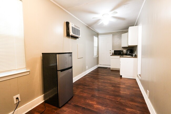 Building Photo - 4615 University Oaks Blvd