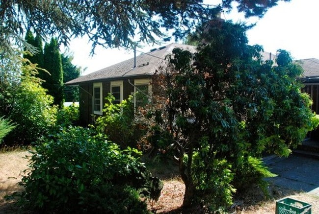 Building Photo - SEATTLE 4-Bedroom Home for RENT, Great Lay...