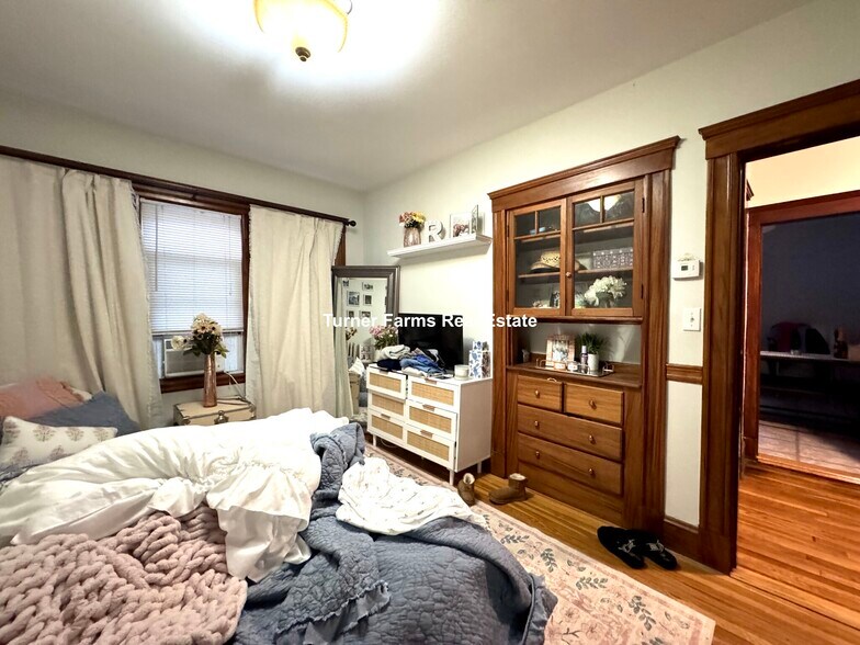 Building Photo - 202 Calumet St