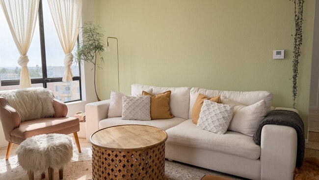 Building Photo - 7320 Hawthorn Ave