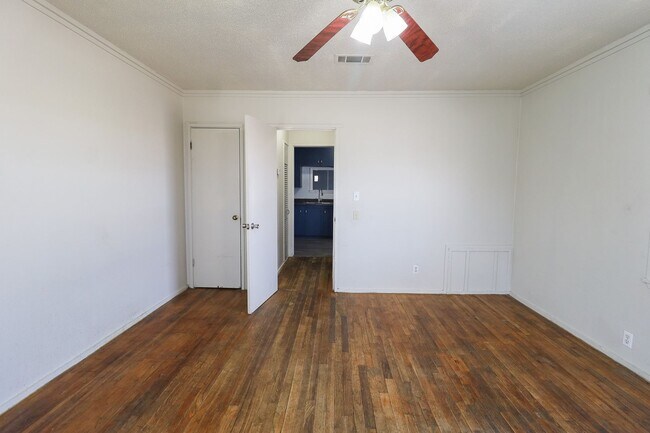 Building Photo - 1 Bed 1 Bath Duplex - Move-in Ready! Accepting Section 8