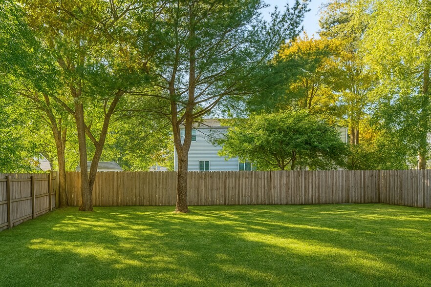 Fully fenced private back yard - 2 Walnut St
