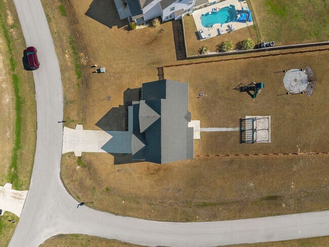 Building Photo - Welcome to Peyton's Lake!