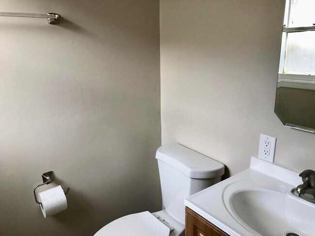 Building Photo - Spacious 3 Bed 1.5 Bath House Close to Val...