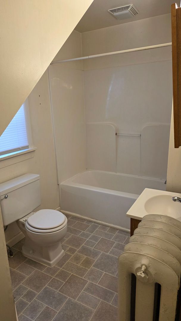 Building Photo - 1 bedroom 1 bath main level apartment